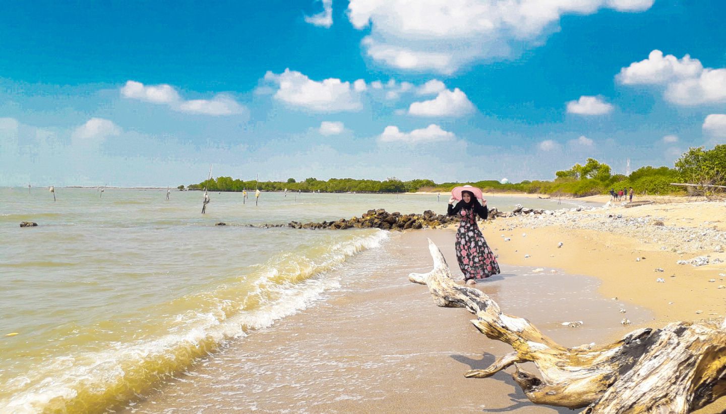 Tempat Wisata Pantai Putri Klayar Lamongan