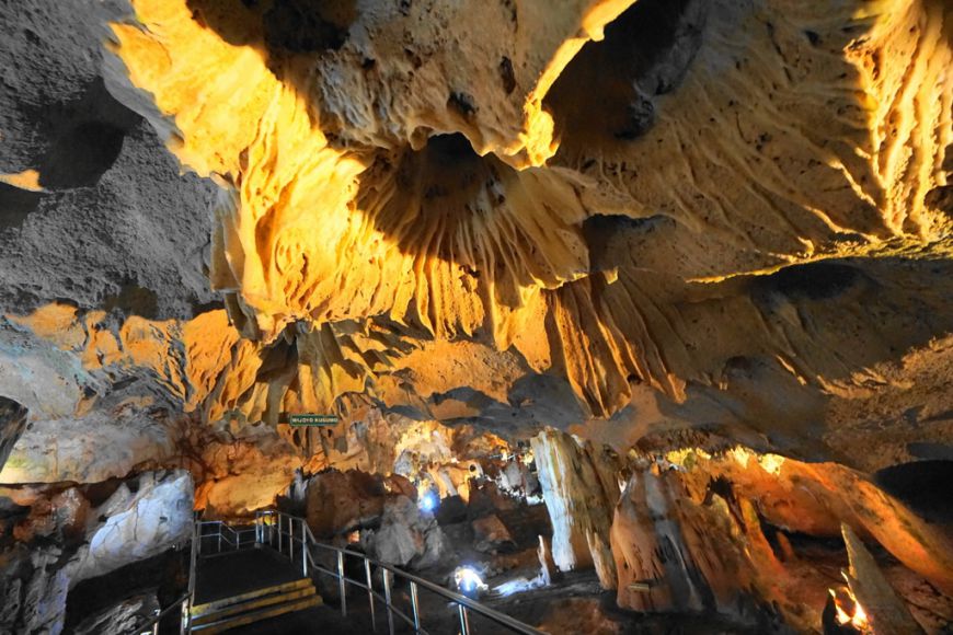 Wisata goa maharani lamongan