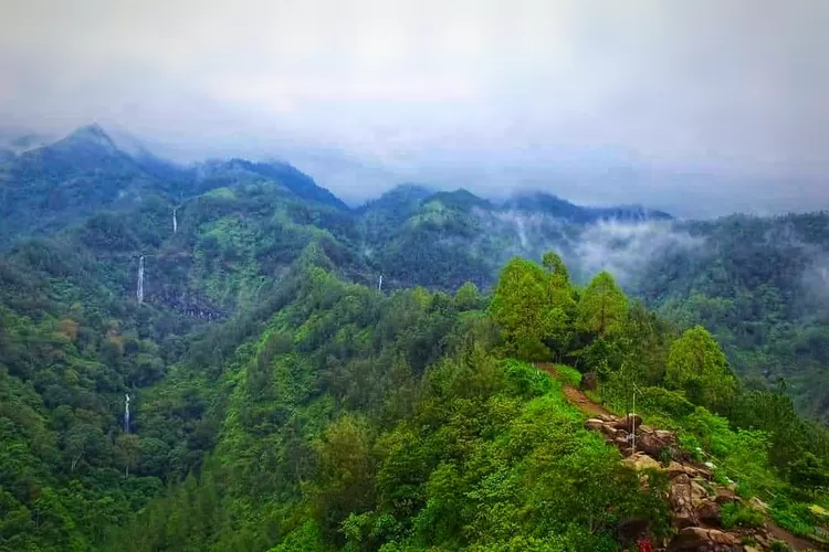 Wisata Bukit Watu Lawang