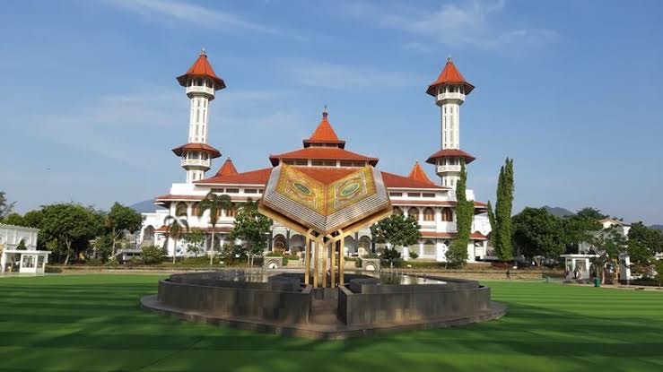 Alun-Alun Cianjur wisata dekat stasiun
