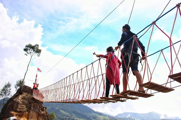 Jembatan Merah Putih Dieng Wonosobo