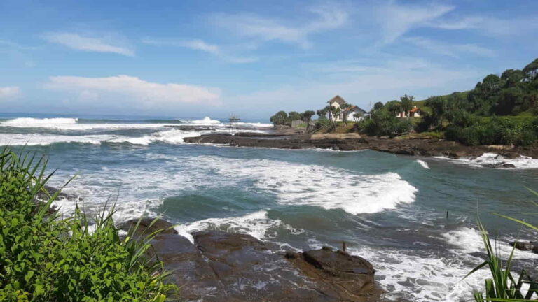 Pantai Cicalobak Jawa Barat